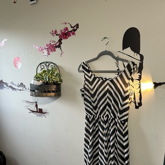 Cream & Black Maxi Dress - Picture 2 of 4